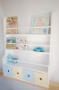 półeczka z pastelowymi szufladkami organizacja w pokoju dziecka