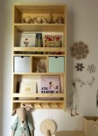 Biblioteczka ścienna dla dzieci -Drewniana półka na książki z wieszakami