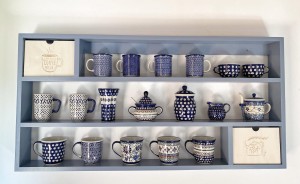 Drewniana półka na kubki ścienna – z szufladkami, grawer, handmade