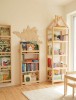 Regał Montessori w jasnej bawialni – drewniana biblioteczka dla dziecka