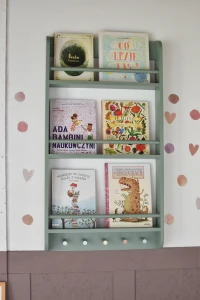 Drewniana półka na książki i skarby dziecka z wieszakami | Personalizowane kolory