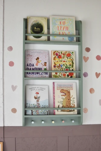 drewniana-biblioteczka-z-wieszakami-bambooko.JPG
