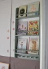 biblioteczka-dla-dzieci-z-drewna-z-wieszakami-bambooko.JPG