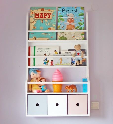 drewniana półka z szufladkami dla dzieci